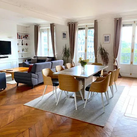 Marvellous Sunbathed 3br At The Heart Of Appartamento Parigi
